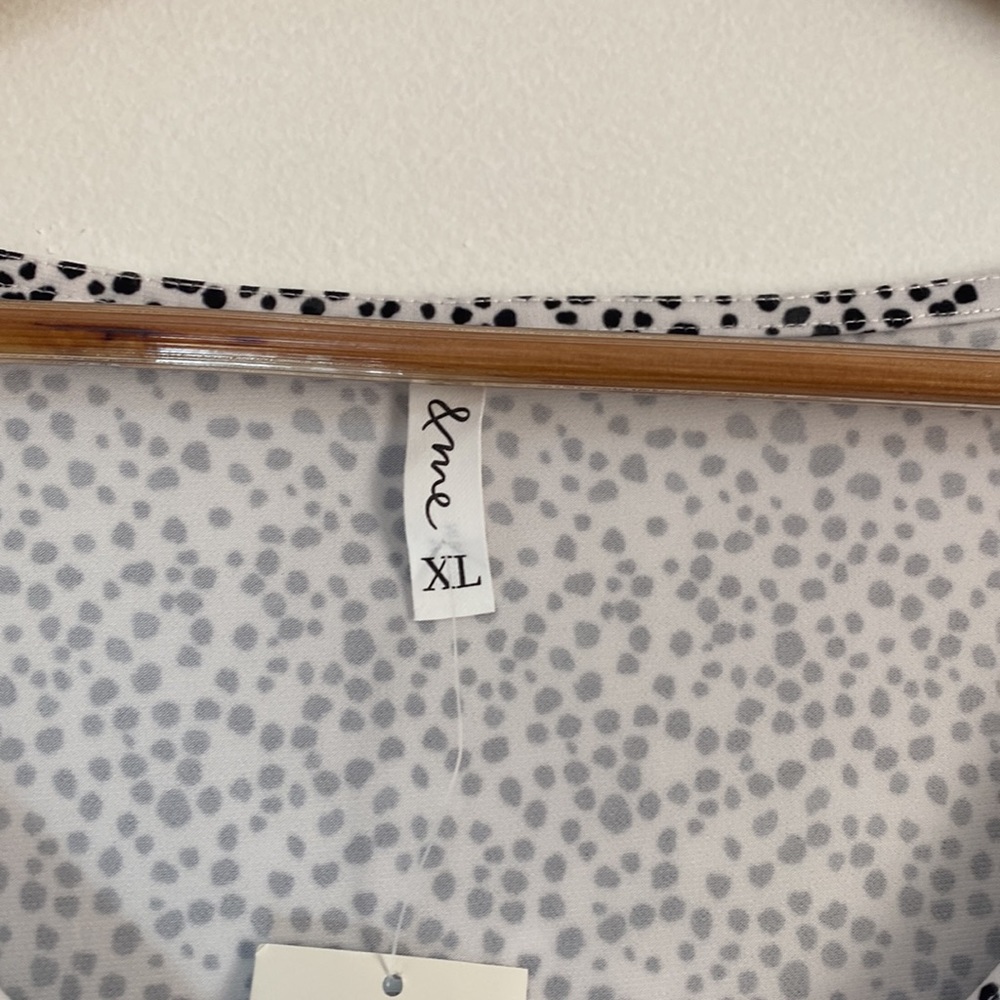 Short Sleeve T-shirt with black/grey dots. Tie on the hem - Size XL - Picture 3 of 5